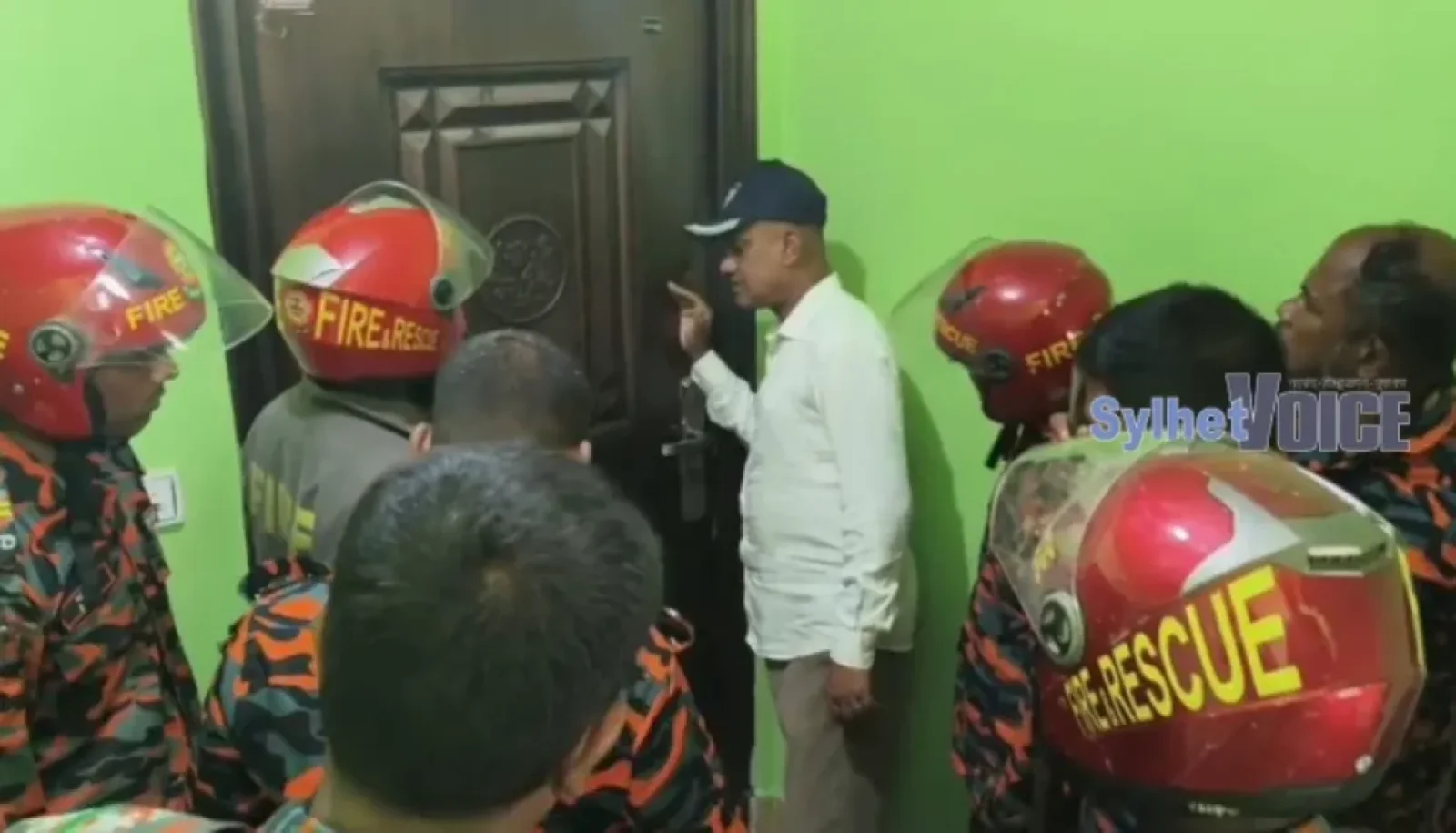 ১৪ ঘণ্টা কক্ষে আটকা পাঁচ ছাত্রী, দরজা ভেঙে উদ্ধার