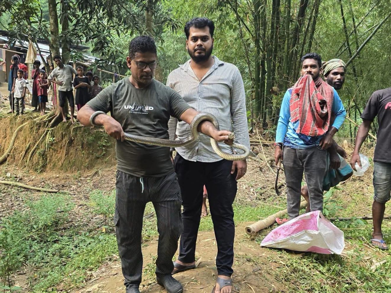 ৯ ফুট গভীর পরিত্যক্ত কুয়ায় তিন দিন আটকে, অক্ষত অবস্থায় উদ্ধার দাঁড়াশ সাপ