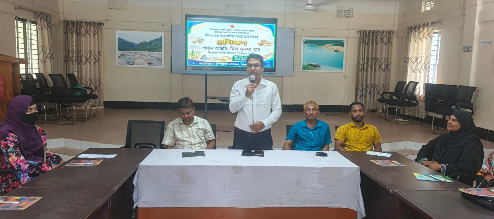 জৈন্তাপুরে বাঁশ-বেতের হস্তশিল্প তৈরিতে ৩০ নারীকে প্রশিক্ষণ