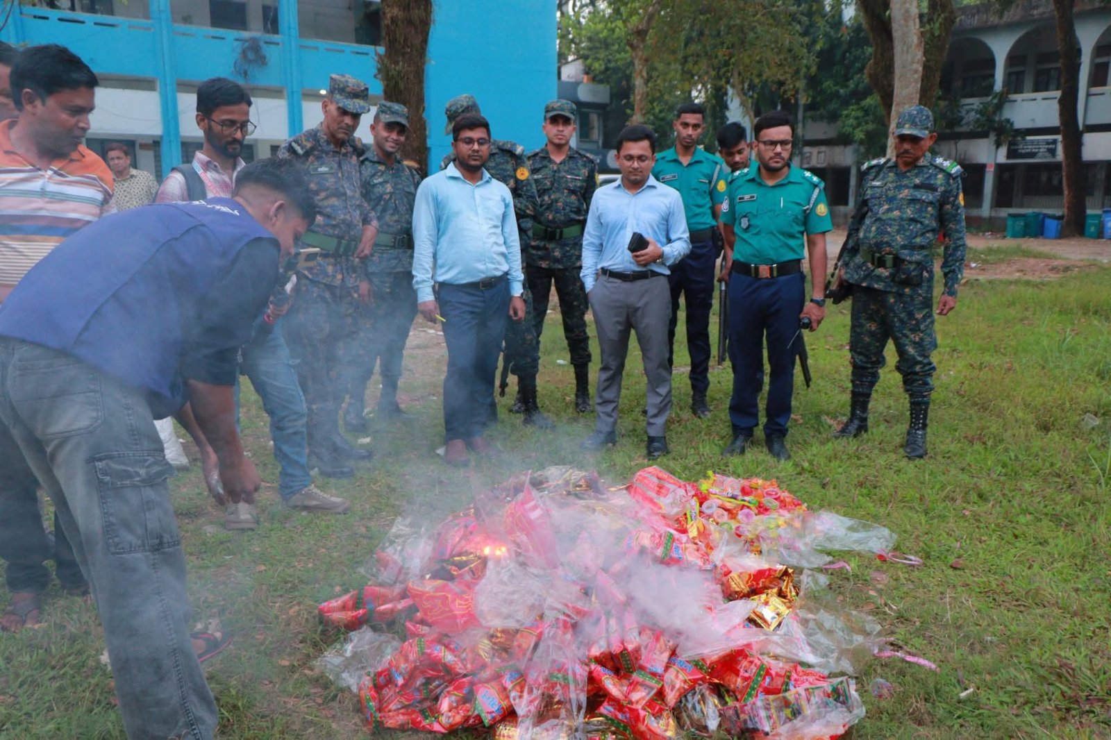 বন্দরবাজারে মেয়াদোত্তীর্ণ পণ্য, ব্যবসায়ীকে ৫০ হাজার টাকা জরিমানা