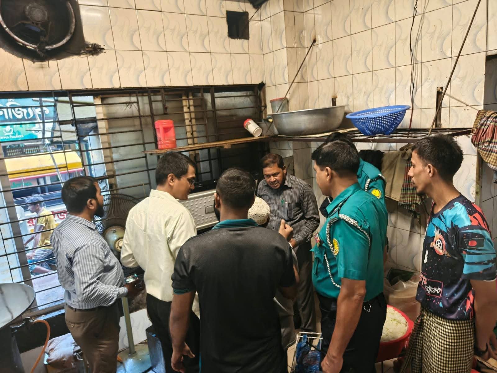 অস্বাস্থ্যকর রান্নাঘর, দরগাহ গেটের রেস্টুরেন্টে জেলা প্রশাসনের অভিযান