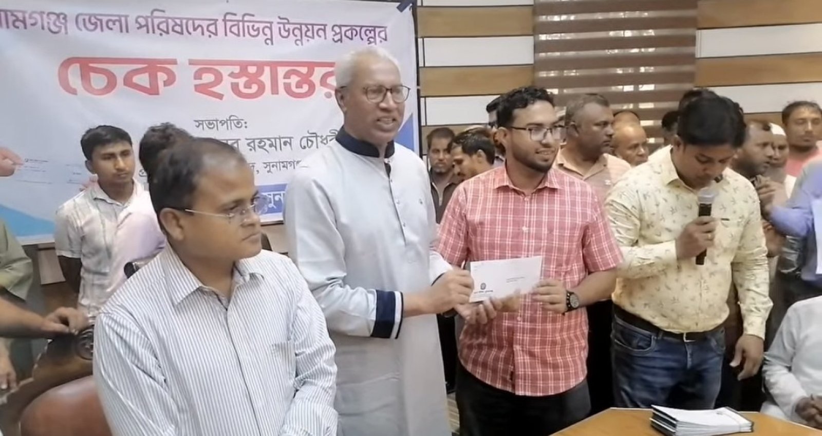 সুনামগঞ্জ জেলা পরিষদের ৩ কোটি ১৭ লাখ টাকার চেক বিতরণ, ১৪ প্যাকেজের ই-জিপি লটারি উদ্বোধন
