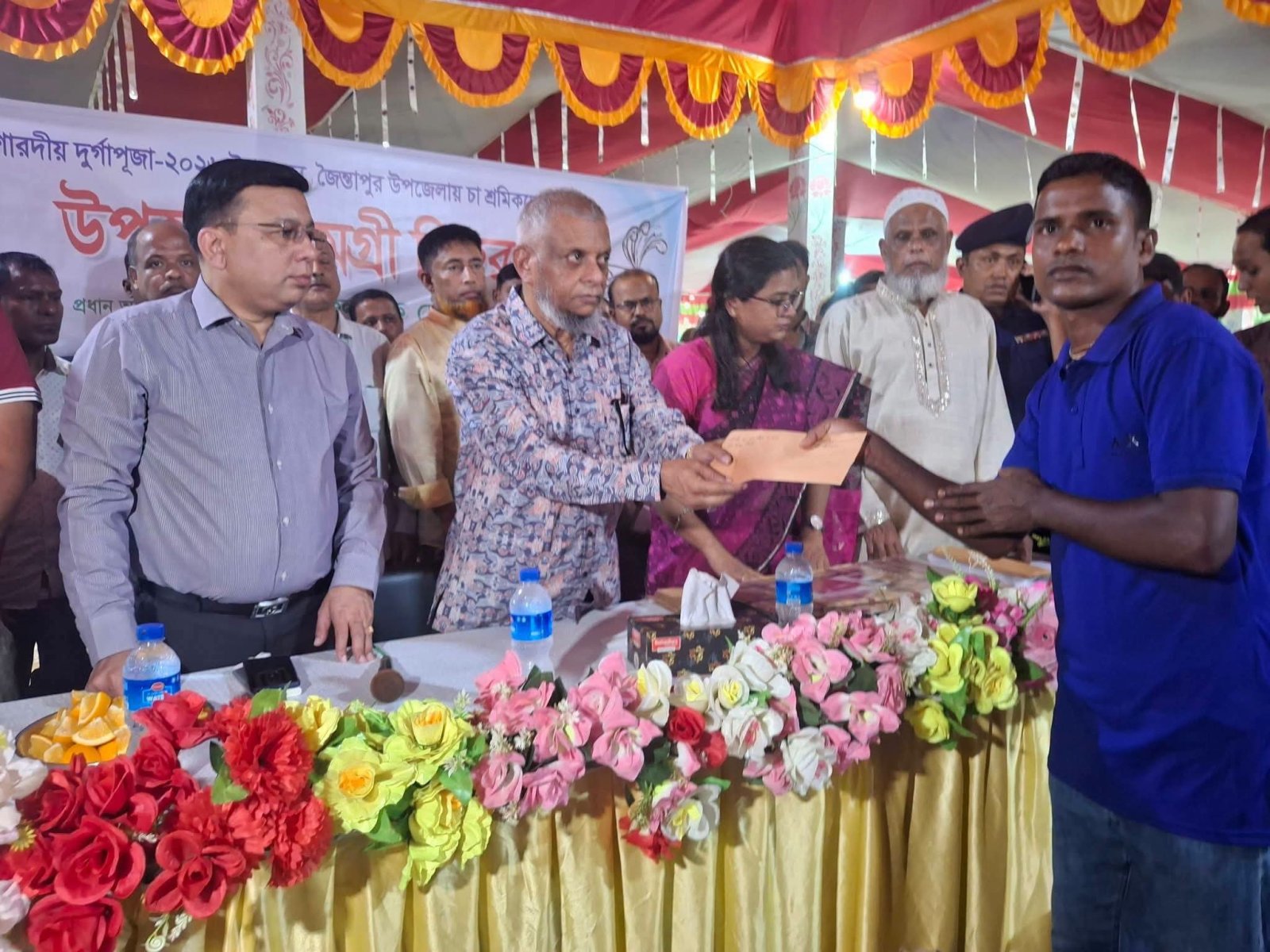 ‘চা শ্রমিকদের জীবনমান উন্নয়নে সরকার কাজ করবে’: মন্ত্রী আরিফুল হক চৌধুরী