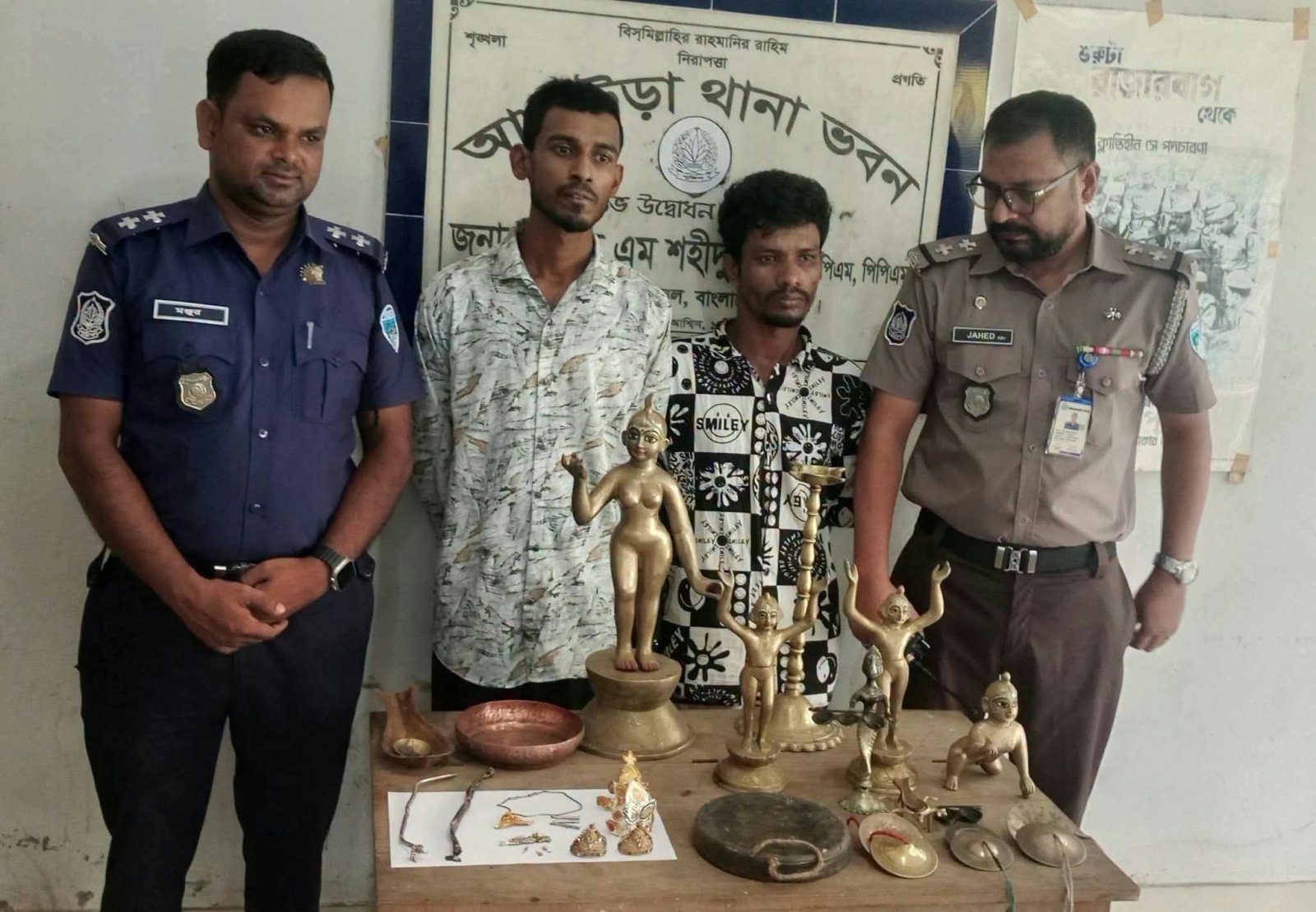 আখাউড়ায় মন্দিরে চুরি: ১৭ ঘণ্টার মধ্যে মূর্তি-স্বর্ণালংকার উদ্ধার, গ্রেপ্তার ২