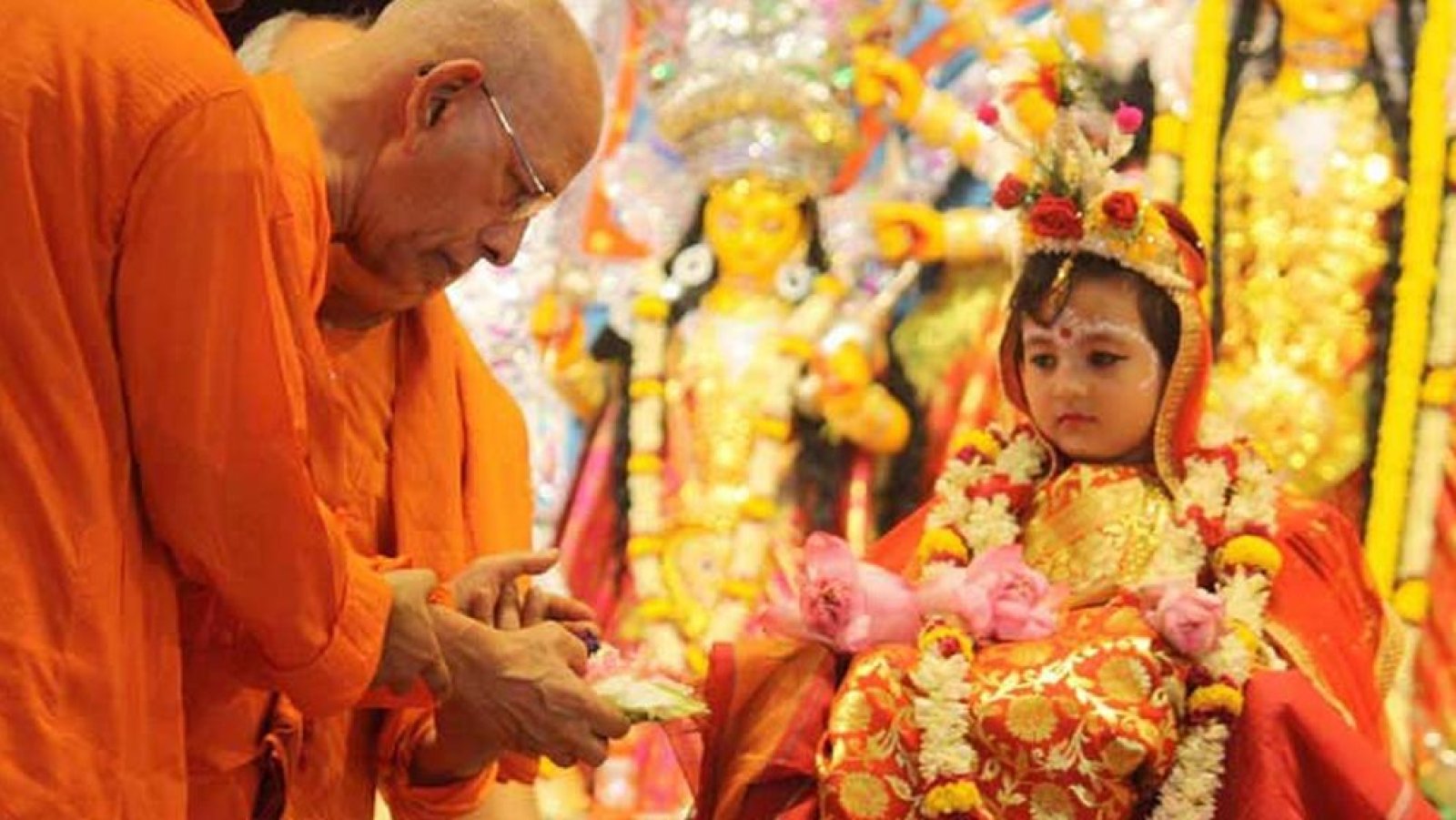 দুর্গোৎসবের মহাষ্টমী আজ, কুমারী পূজায় মাতবেন ভক্তরা