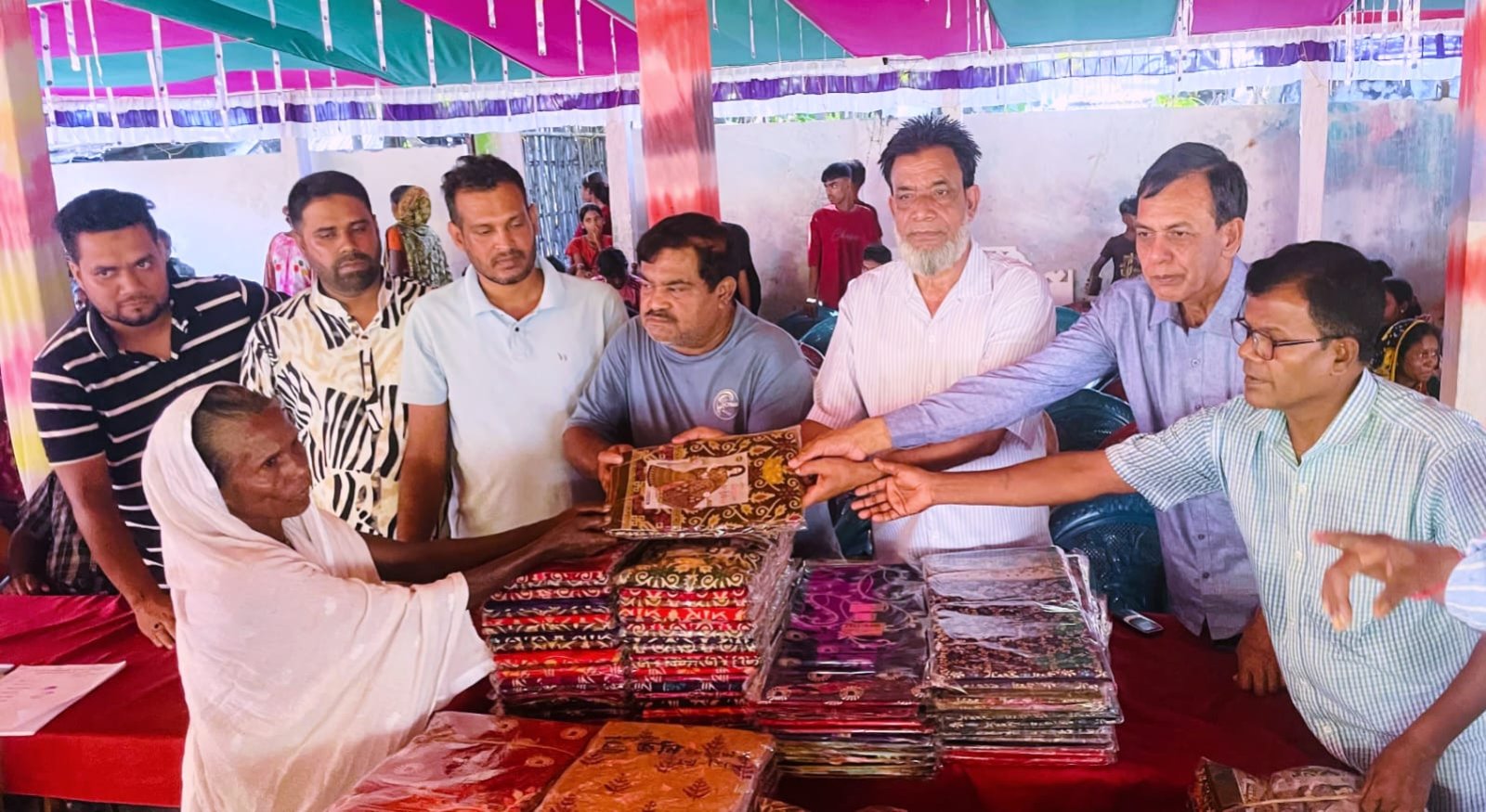 জৈন্তাপুরে খান চা বাগানের ৩৫০ শ্রমিক পেলেন শাড়ি, মন্ত্রীর উদ্যোগে বিতরণ ১,৭০০ শাড়ি ও মন্দিরে চাল