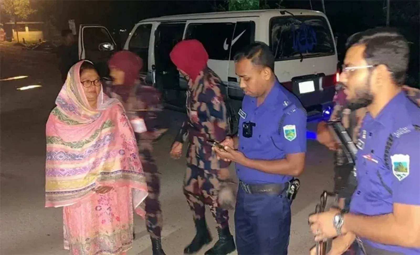 ভারতে যাওয়ার সময় যুব মহিলা লীগ নেত্রী আটক