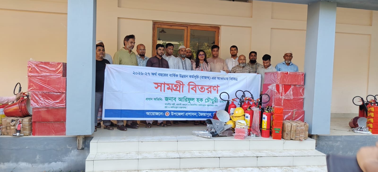 জৈন্তাপুরের চার বাজারে পরিচ্ছন্নতা ও অগ্নিনিরাপত্তায় ভ্যানগাড়ি-সরঞ্জাম বিতরণ