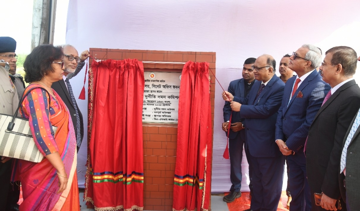 গণমাধ্যমকর্মীরা দুর্নীতির বিরুদ্ধে মূল হুইসেল ব্লোয়ার : দুদক চেয়ারম্যান