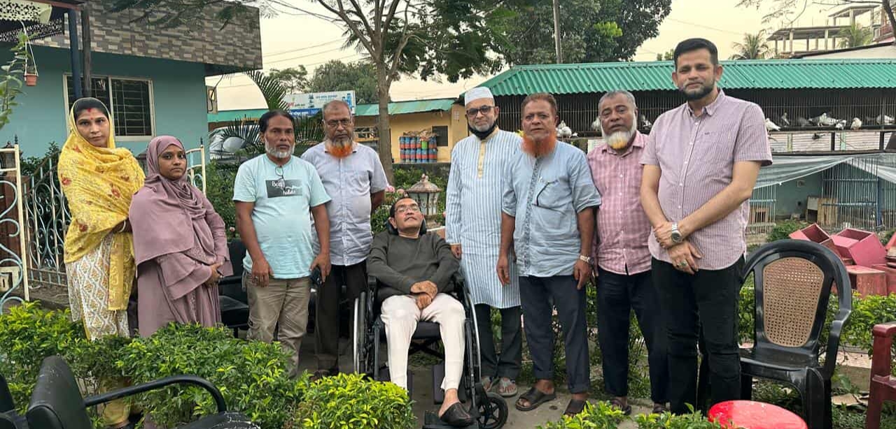 মরহুম সুনু মিয়া চৌধুরী প্রাথমিক বিদ্যালয়ের প্রতিষ্ঠাতা খোকন চৌধুরী’র সাথে মতবিনিময় করেন কমিটির সদস্যবৃন্দ 