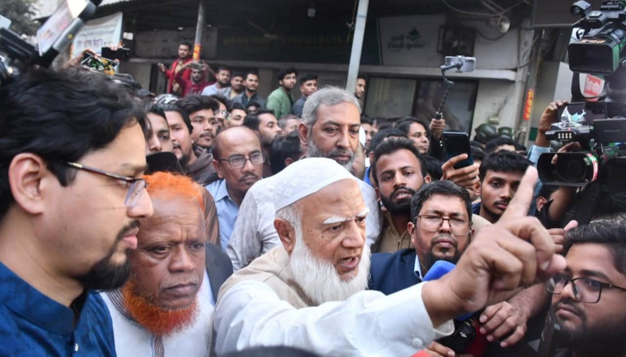 গুলিবিদ্ধ ওসমান হাদিকে দেখতে ঢাকা মেডিকেলে ছুটে গেলেন জামায়াত আমীর