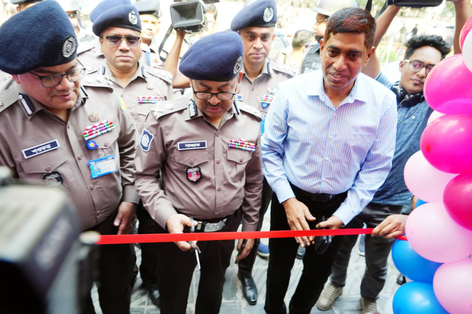 ডিবির সাইবার সাপোর্ট সেন্টার উদ্বোধন করলেন ডিএমপি কমিশনার