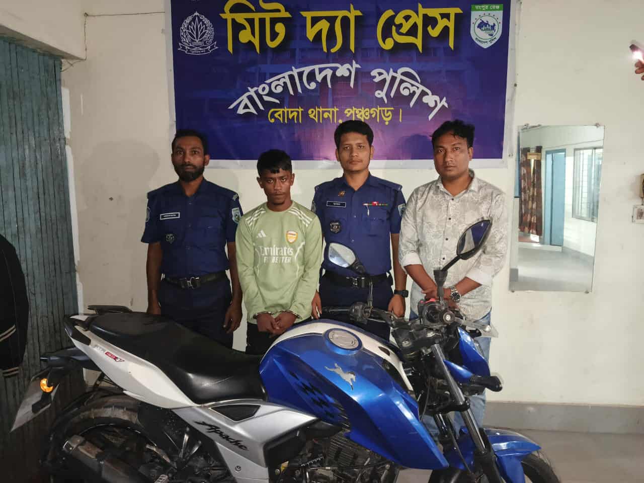 পঞ্চগড়ে চুরি যাওয়া মোটরসাইকেল লালমনিরহাটে উদ্ধার,চোর চক্রের মূল হোতা গ্রেফতার
