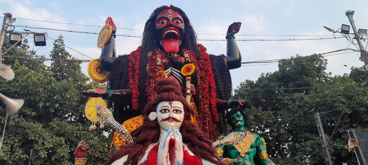 কলকাতার বাবুঘাটে চলছে, জাগ্রত চামুন্ডা কালী সহ অন্যান্য কালী প্রতিমার বিসর্জন