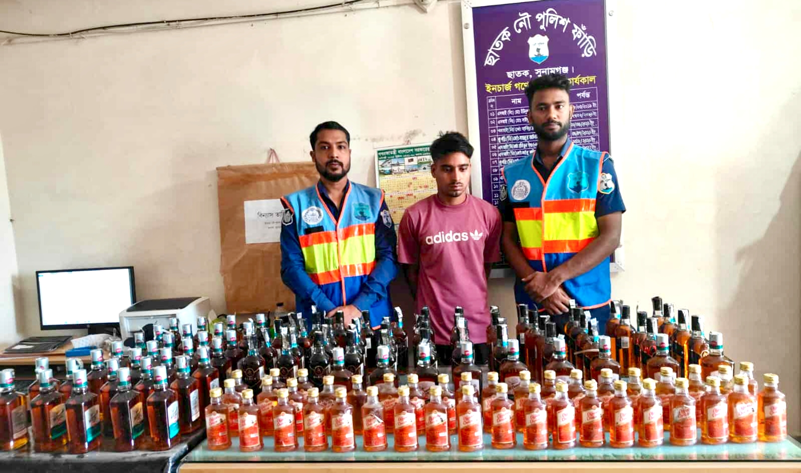 ছাতকে নৌ পুলিশের অভিযানে বিপুল পরিমাণ ভারতীয় মদসহ গ্রেফতার ১