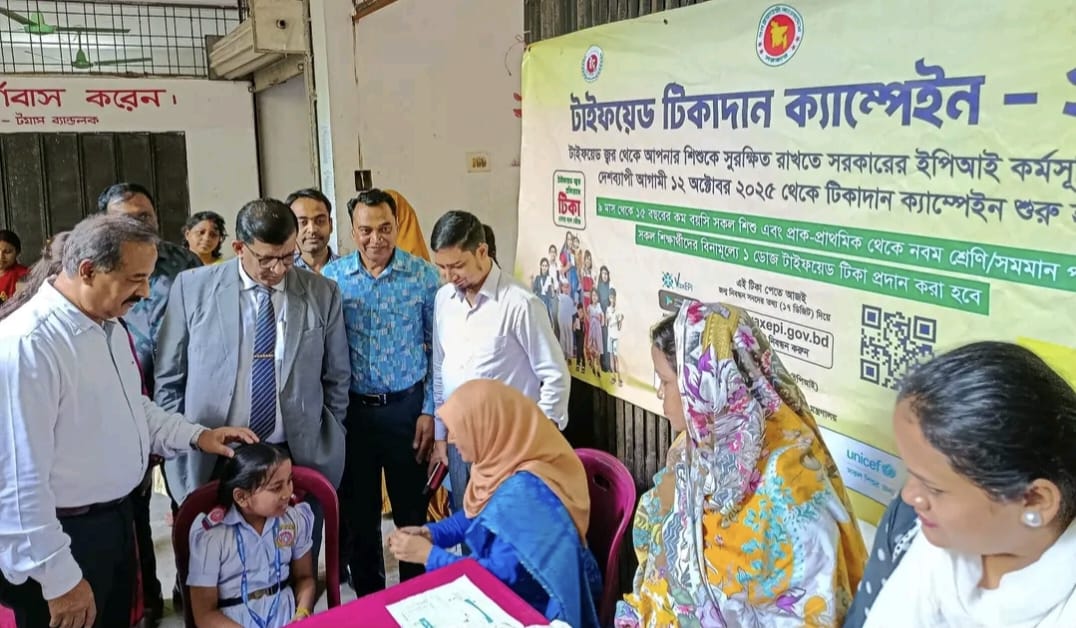 ময়মনসিংহে টাইফয়েড টিকাদান ক্যাম্পেইন পরিদর্শন করলেন বিভাগীয় কমিশনার