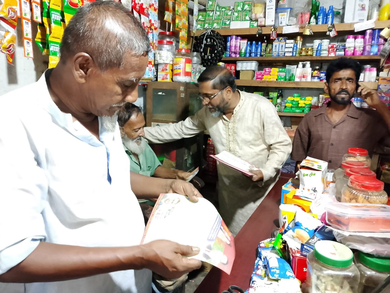 ধানের শীষের পক্ষে খান জামালের প্রচারণা ও লিফলেট বিতরণ