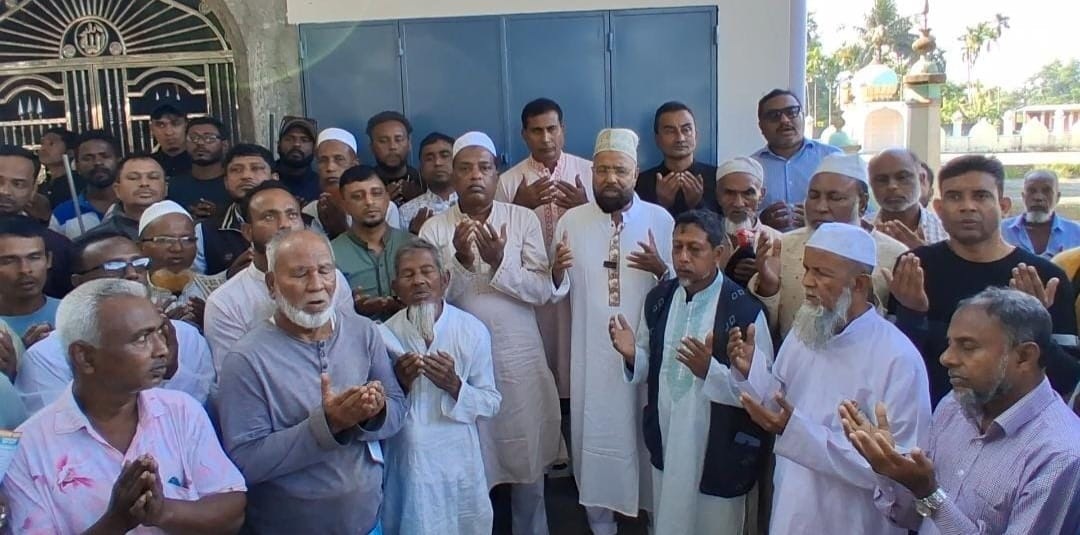 নির্বাচনী প্রচারণার ব্যস্ততা পাশ কাটিয়ে মসজিদ-মাদ্রাসায় গিয়ে খালেদা জিয়ার সুস্থতার জন্য দোয়া চাচ্ছেন এম এ মালিক
