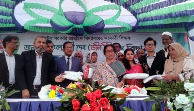 ৪১ বছরের চাকরী জীবন শেষে শিক্ষিকা স্মৃতিকা রাণী দেব ডলিকে সংবর্ধনা প্রদান