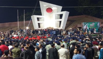 একুশের প্রথম প্রহরে সিলেট কেন্দ্রীয় শহিদ মিনারে মানুষের ঢল
