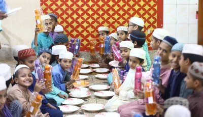 মানবিক উদ্যোগে মাদ্রাসাশিক্ষার্থীদের সহায়তা দিল ‘গ্ল্যামডাস্ট’