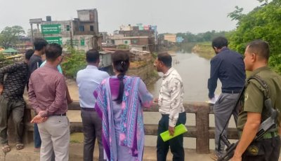 বোকা নদী দখল-দূষণে বিপন্ন: মাঠে নেমে বাস্তব চিত্র দেখলেন কমিশনের পরিচালক