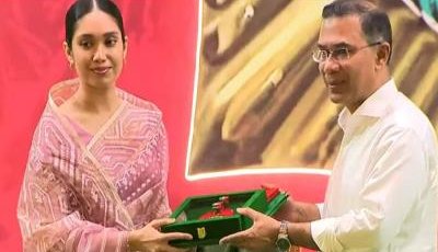 মরণোত্তর স্বাধীনতা পুরস্কার পেলেন খালেদা জিয়া, নাতনি জাইমার হাতে গ্রহণ