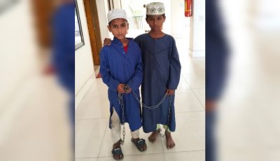 মাদরাসা শিক্ষার্থীর পায়ে শিকল, বাজারে গিয়ে খুলতে চাওয়ায় ধরা