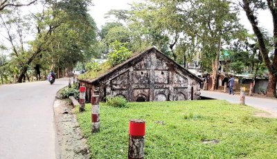 সড়কের মাঝেই দাঁড়িয়ে জৈন্তিয়া রাজ্যের ইতিহাস, ঝুঁকিতে ঢুপির সরাইখানা