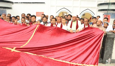 প্রধানমন্ত্রীর পক্ষে শাহজালাল (রহ.) মাজারে গিলাফ ছড়ালেন সিসিক প্রশাসক