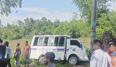 কুড়িগ্রামে বড় দুর্ঘটনা থেকে অল্পের জন্য রক্ষা পেল স্কুলবাস, গাছে আটকে বেঁচে গেল শিক্ষার্থীরা