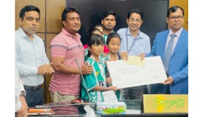 জৈন্তাপুরে প্রাথমিক বিদ্যালয় ফুটবল টুর্নামেন্টের বিজয়ীদের আর্থিক পুরস্কার দিলেন ডিসি
