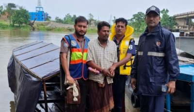 বাল্কহেড ও কার্গো জাহাজ থেকে চাঁদাবাজির অভিযোগে আটক ১, ছাতক নৌ পুলিশের অভিযান