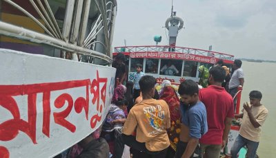 মেঘনায় বিকল যাত্রীবাহী লঞ্চ, নৌ পুলিশের তৎপরতায় নিরাপদে উদ্ধার ১২০ যাত্রী