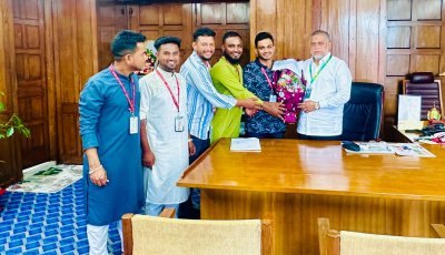 বুল্লা সিংহ গ্রাম বালিকা উচ্চ বিদ্যালয়ের এডহক কমিটির সভাপতি ফজলে রাব্বী, হুইপ জি কে গউছকে ফুলেল শুভেচ্ছা