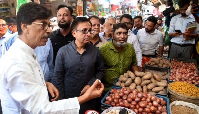নিত্যপণ্যের বাজার পরিস্থিতি পর্যবেক্ষণে শান্তিনগর কাঁচাবাজার পরিদর্শনে বাণিজ্যমন্ত্রী, কৃষিমন্ত্রী ও খাদ্য প্রতিমন্ত্রী