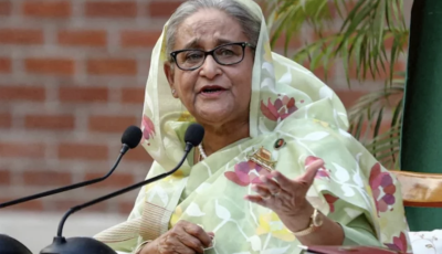 দুই বছর পর জনসমক্ষে শেখ হাসিনা, রাজনৈতিক ভবিষ্যৎ নিয়ে গুরুত্বপূর্ণ বার্তা