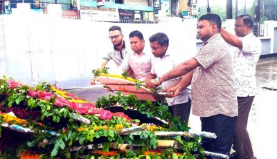 জুলাই স্মৃতিস্তম্ভে সিলেট অনলাইন প্রেসক্লাবের শ্রদ্ধা নিবেদন