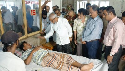 পর্যটকদের ওপর হামলা, রক্ষা করতে গিয়ে আহত সাংবাদিক—হাসপাতালে দেখতে গেলেন মন্ত্রী
