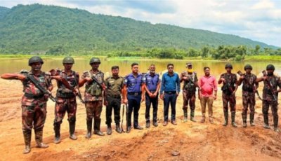 জৈন্তাপুরে রাংপানি নদীতে টাস্কফোর্সের অভিযান, ১০ বারকি নৌকা ধ্বংস