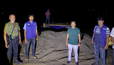 গভীর রাতে জাফলংয়ে প্রশাসনের অভিযান, ১০ নৌকা ধ্বংস