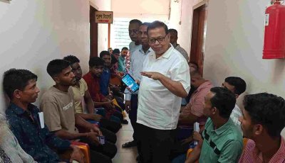পাসপোর্ট অফিসে সেবাগ্রহীতাদের অভিজ্ঞতা শুনলেন এমদাদ হোসেন