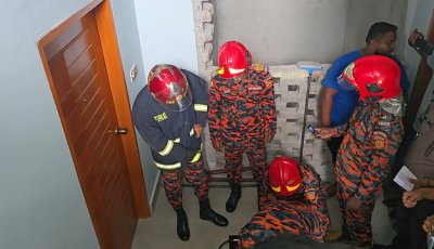 রাজশাহীতে নারীসহ সাবেক ওসি, দরজা ভেঙে দুজনকে থানায় নিল পুলিশ