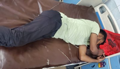 কচুরিপানার নিচে অচেতন যুবক, টাকা-মোবাইল ছিনিয়ে নেওয়ার অভিযোগ