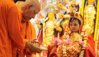 দুর্গোৎসবের মহাষ্টমী আজ, কুমারী পূজায় মাতবেন ভক্তরা