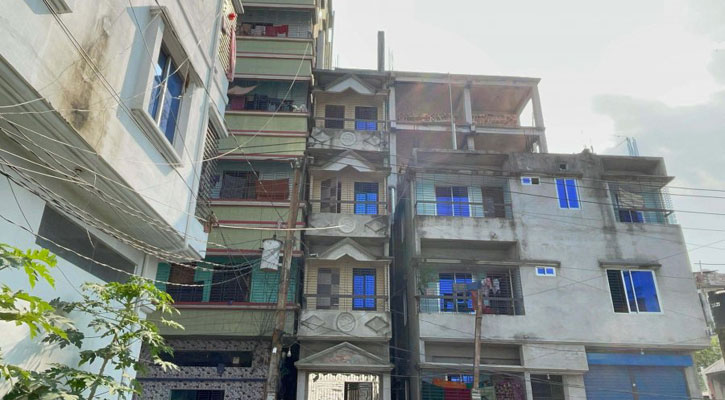 ভূমিকম্পে হেলে পড়া ঢাকার ঝুঁকিপূর্ণ চারতলা ভবনটি ভাঙা শুরু