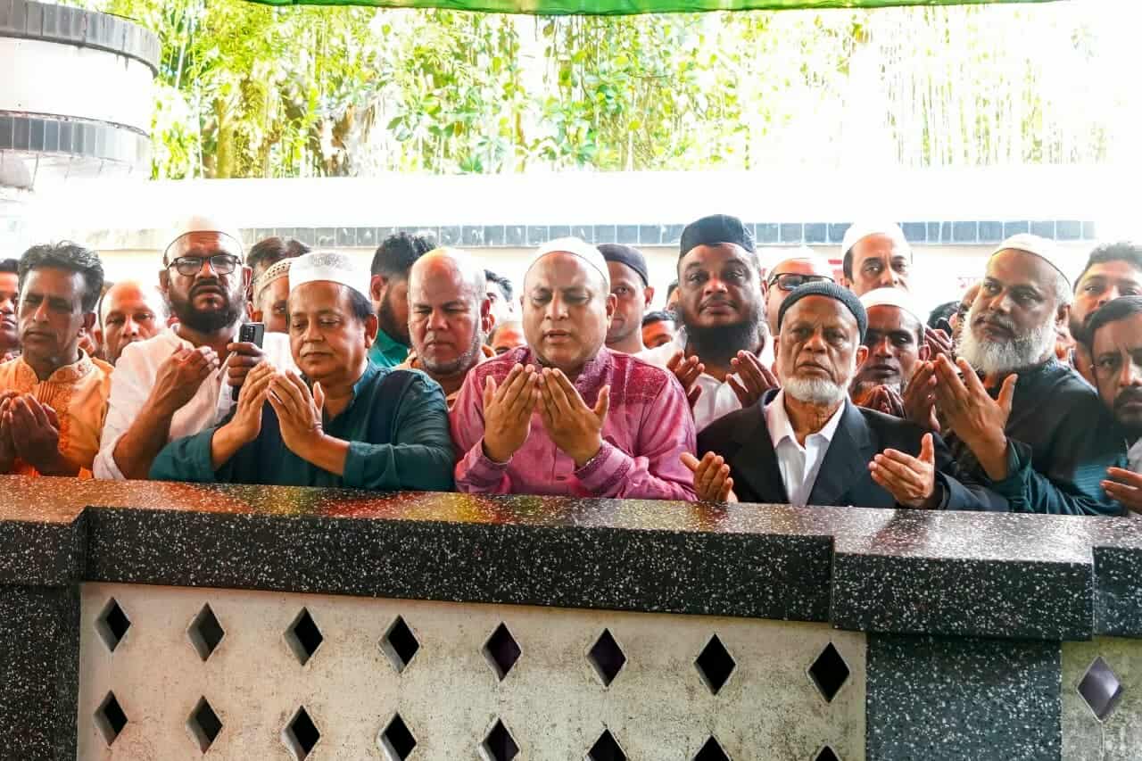 মাজার জিয়ারতের মধ্যদিয়ে আনুষ্ঠানিক নির্বাচনী প্রচারণা শুরু করলেন এমরান চৌধুরী
