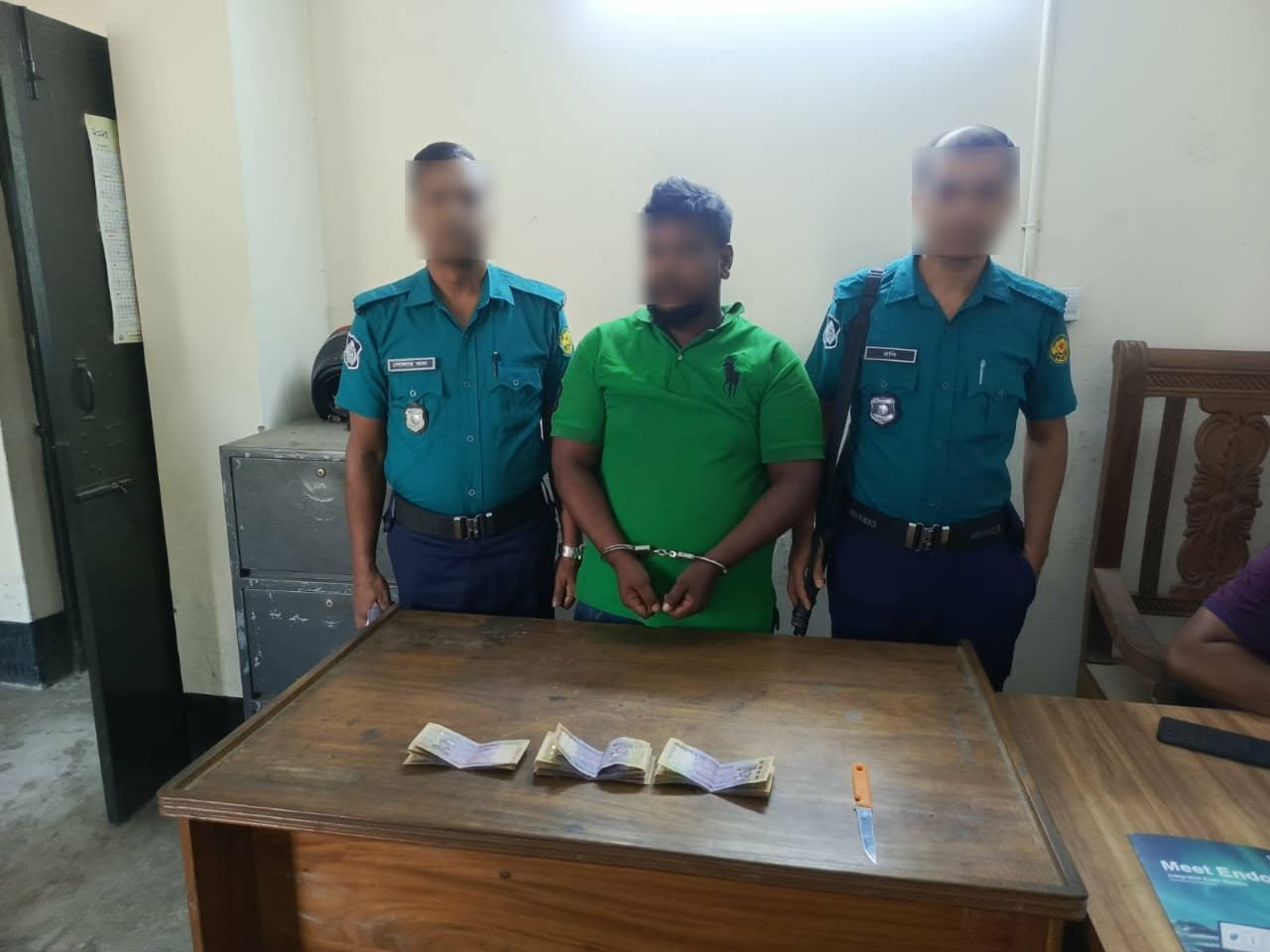 রাজধানীর মিরপুরে নগদ টাকা ও ছুরিসহ ছিনতাইকারী গ্রেফতার
