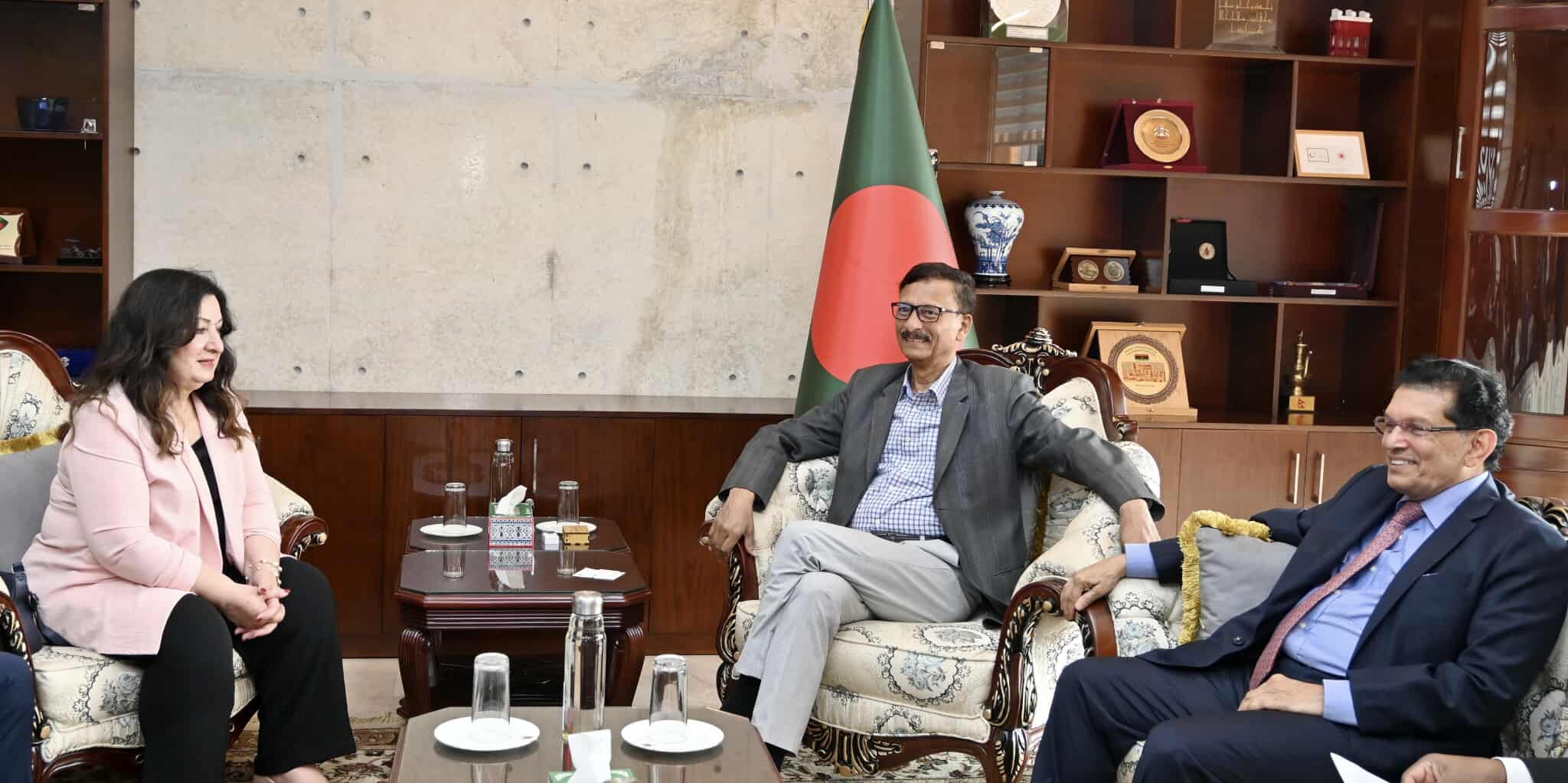 পররাষ্ট্র উপদেষ্টার সাথে সাক্ষাৎ করেছেন কানাডার সংসদ সদস্যদের একটি প্রতিনিধি দল