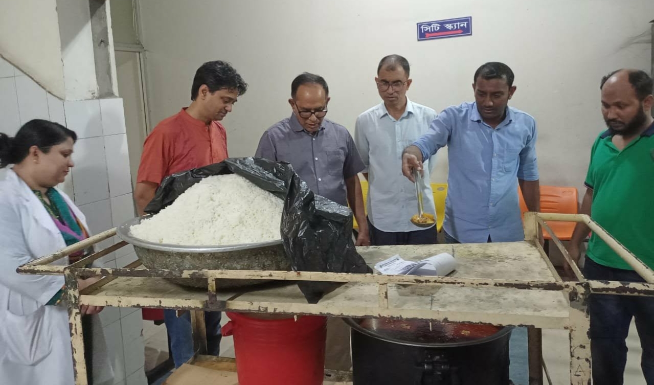 উত্তরাস্থ কুয়েত বাংলাদেশ মৈত্রী সরকারি হাসপাতালে আকস্মিক পরিদর্শনে স্বাস্থ্য সচিব